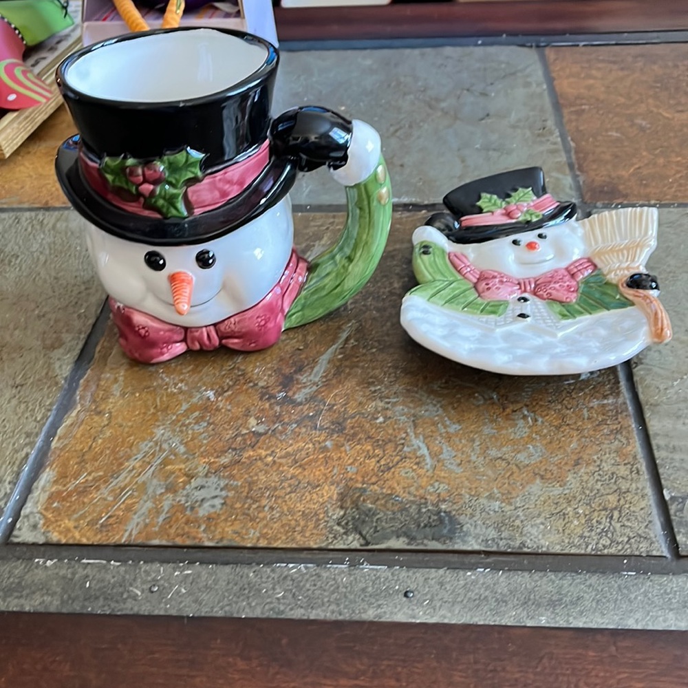 Omnibus snowman mugs (2) and a matching plate